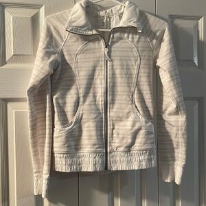 Lululemon Jacket Size 2 In Excellent Condition ❤️‍🔥❤️‍🔥